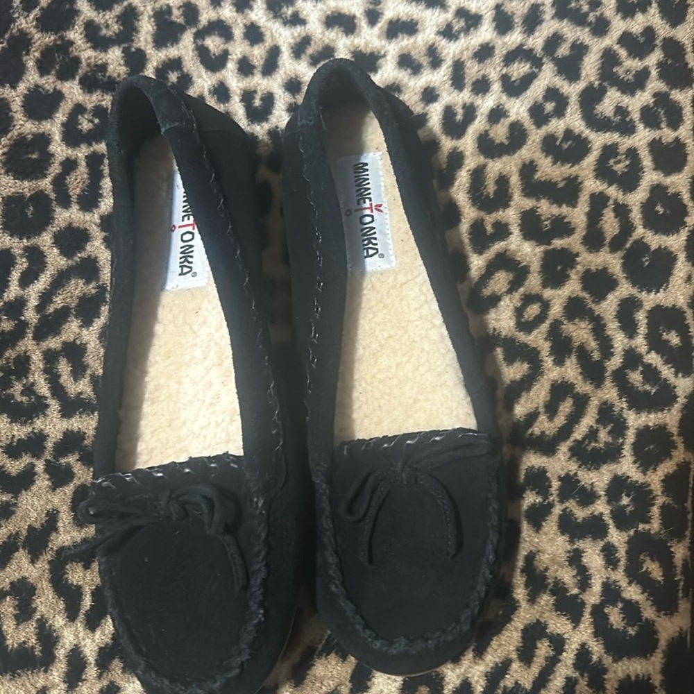 MlNNETONKA suede SlipOns 💕.       9.5